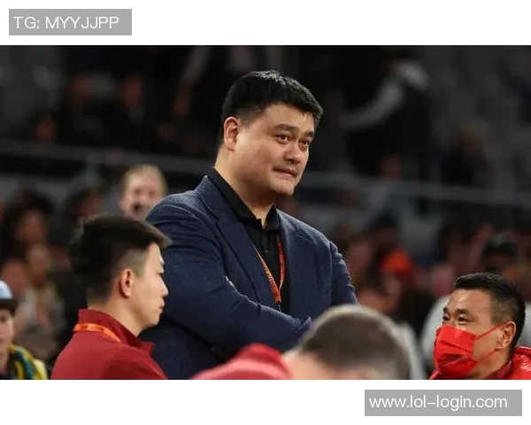 姚明在赛场上渴望水分补给的背后故事与运动员的饮水重要性分析