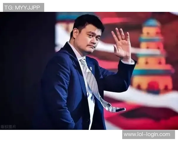 姚明扛红旗展现中国体育精神引领年轻一代追逐梦想的力量与勇气